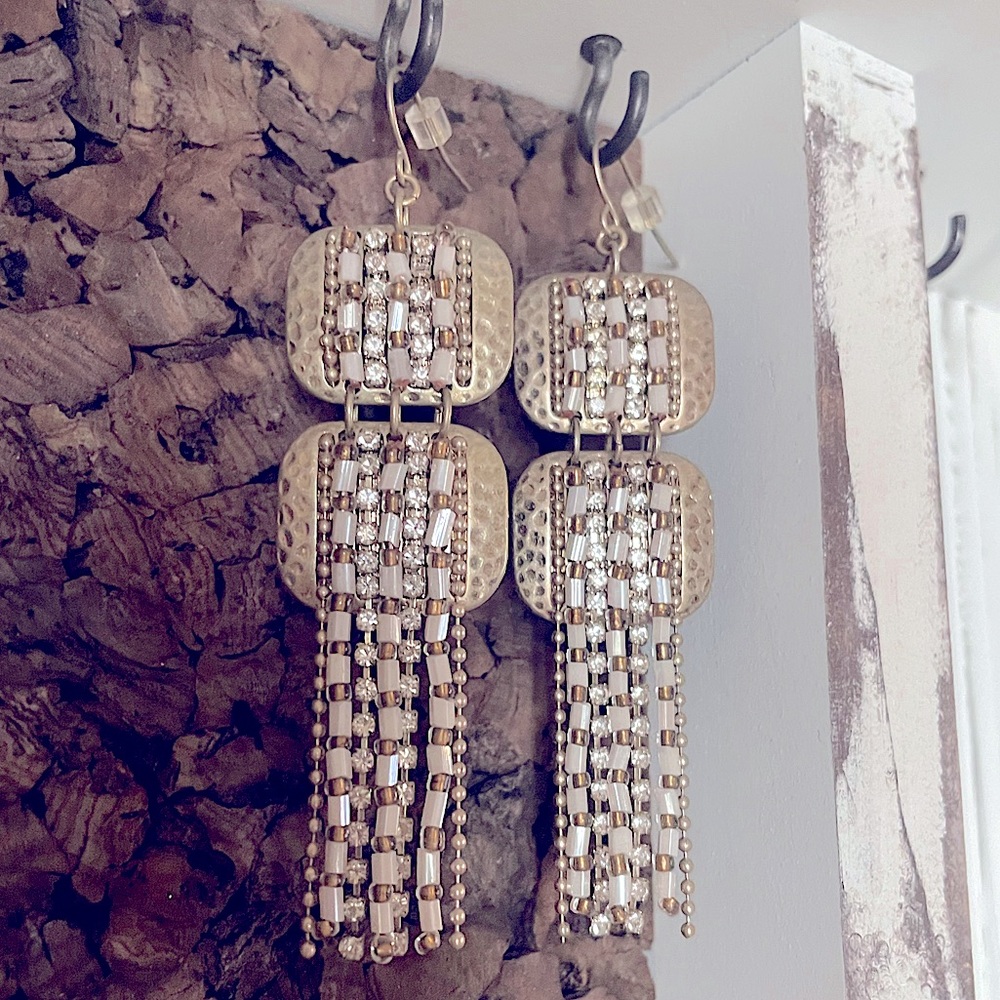 very pretty gold and pearl earring!